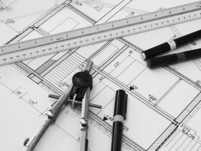 PLANOS DE OBRA Y BOLÍGRAFOS, COMPÁS.