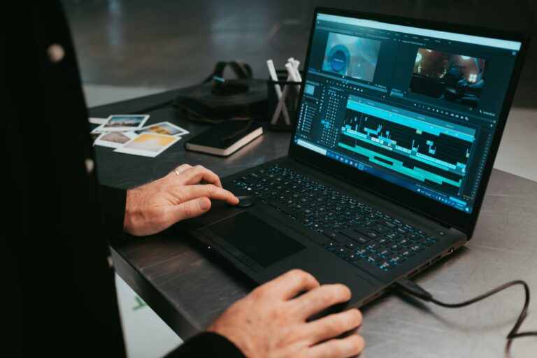 persona trabajando con un ordenador portatil