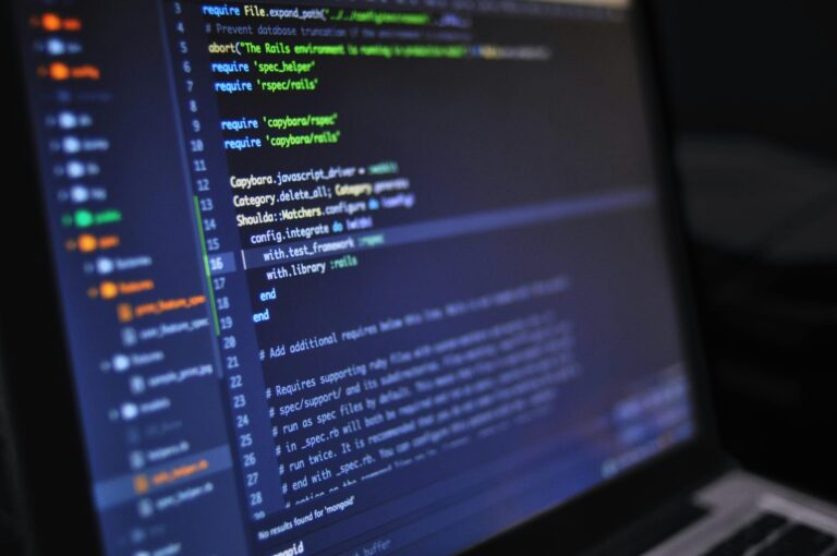 pantalla de ordenador con código de programación