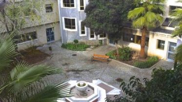 800px-Patio_de_la_Facultad_de_Ciencias_del_Trabajo_y_Facultad_de_Trabajo_Social_de_la_UGR