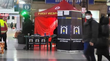 Non-stop_information_and_coordination_point_in_Bucharest_North_Railway_Station_designed_to_provide_aid_to_arriving_Ukrainian_refugees