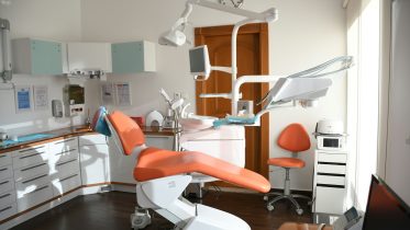 Consulta de una clínica dental, con la silla correspondiente y distintos aparatos