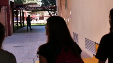 ciencias-del-deporte-estudiantes-caminando-sombra_noticia